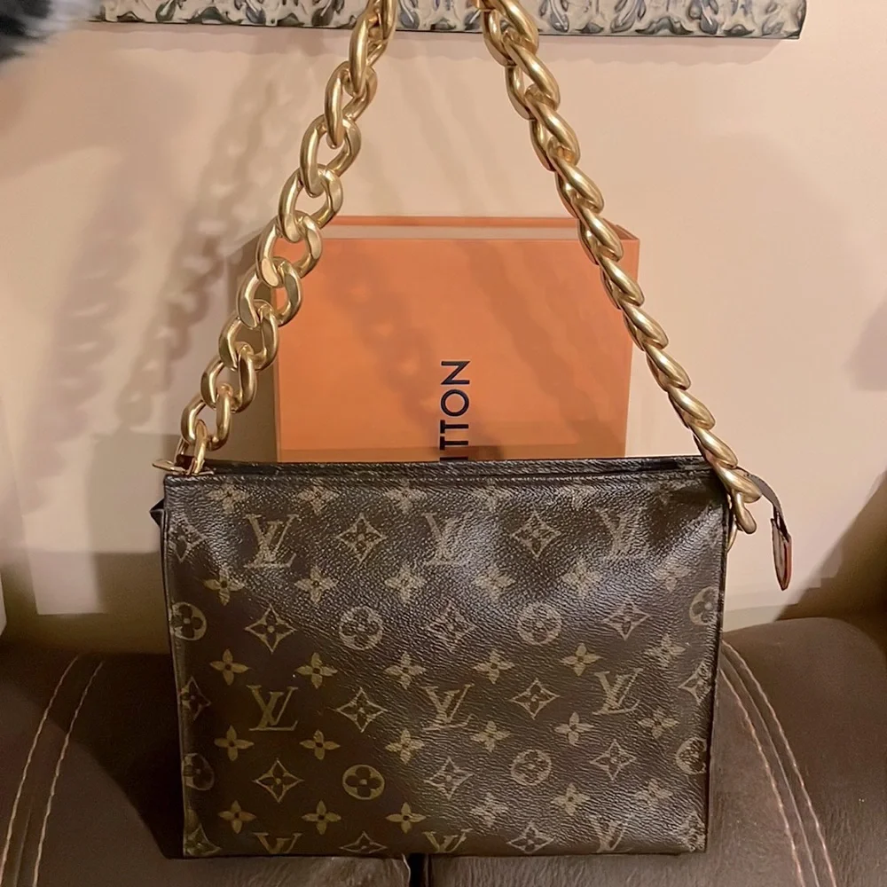 Louis Vuitton monogram toiletry 26 - Picture 8 of 17